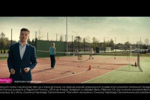 Radosław Kotarski na meczu tenisa promuje pożyczkę w Banku Millennium