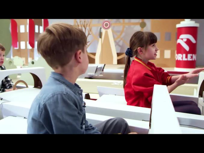 Robert Kubica z dziećmi edukuje w kampanii #DobryKierowca PKN Orlen - jazda na suwak