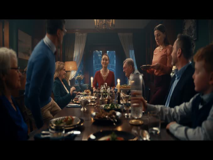 Rodzinna kolacja "bez etykiet" w kampanii InPost 