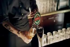 Mieszkańcy Lublina reklamują piwo Perła