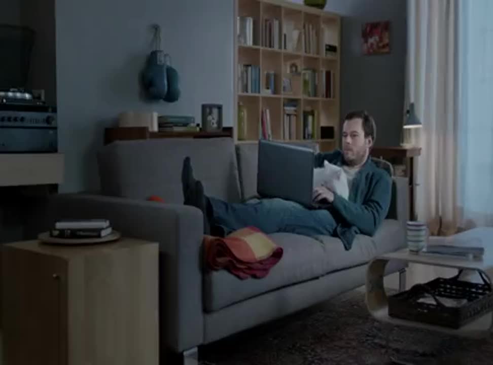 Pan z kociakiem reklamuje ZUS