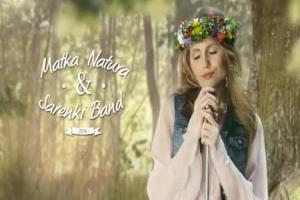 Matka Natura śpiewa z sarenkami w reklamie Hortexu