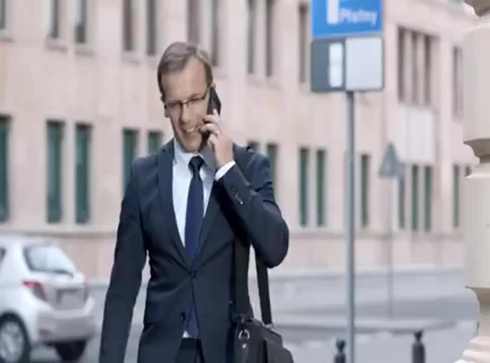 Niebieski dywan przed klientami w reklamie MetLife 
