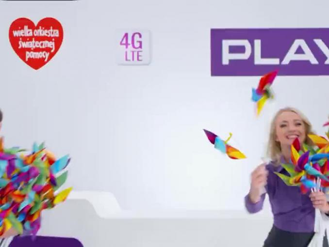 Jerzy Owsiak z tęczowymi wiatraczkami reklamuje WOŚP z Play