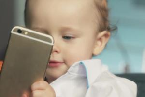 Odkryj w sobie dziecko - reklama Media Markt ze smartfonem