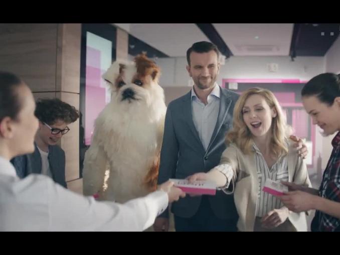 Tomasz Kot z rodziną i psem reklamuje Jump Family w T-Mobile