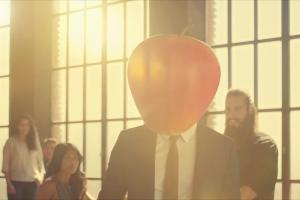 Człowiek-jabłko reklamuje cydr Strongbow