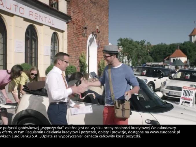 Piotr Adamczyk z samochodem reklamuje „wypożyczkę” w eurobanku