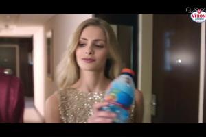„Smakuj życie” w reklamach wody Veroni Mineral