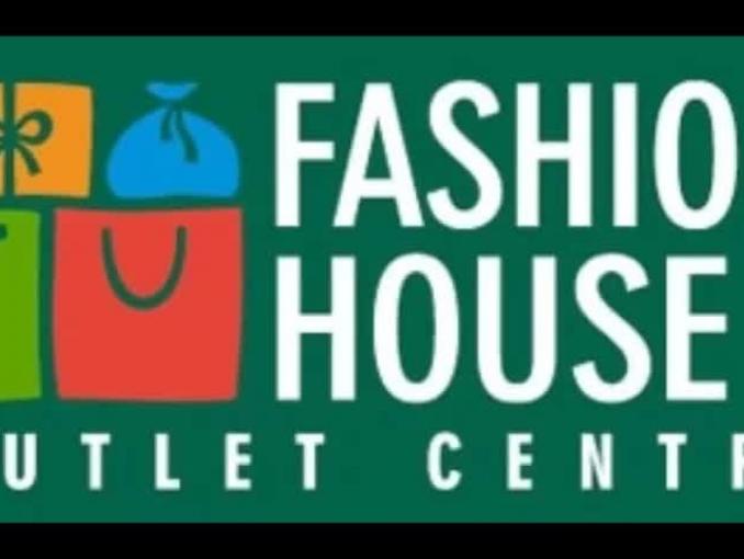 Spot Fashion House Outlet Center z nauczycielką krytykującą za brak markowych ubrań