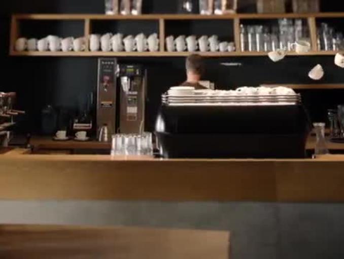 Latające filiżanki w pierwszej reklamie telewizyjnej ekspresów kawowych Krups