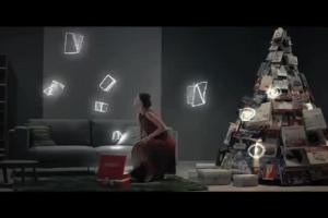 Choinka z prezentów w bożonarodzeniowej reklamie Empiku