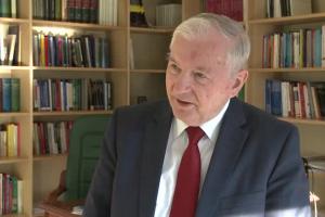 Prof. Stanisław Gomułka: W 2016 r. zastrzyki finansowe od NBP i sieci komórkowych uratują finanse państwa przed nadmiernym deficytem