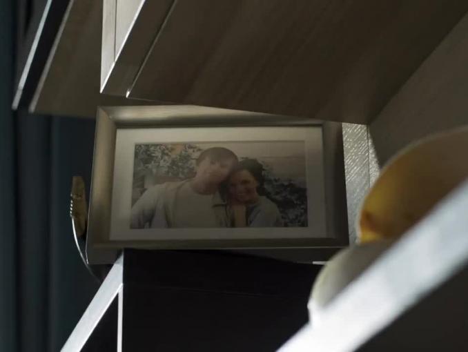 Westernowy pojedynek przedmiotów reklamuje szafy PAX z IKEA