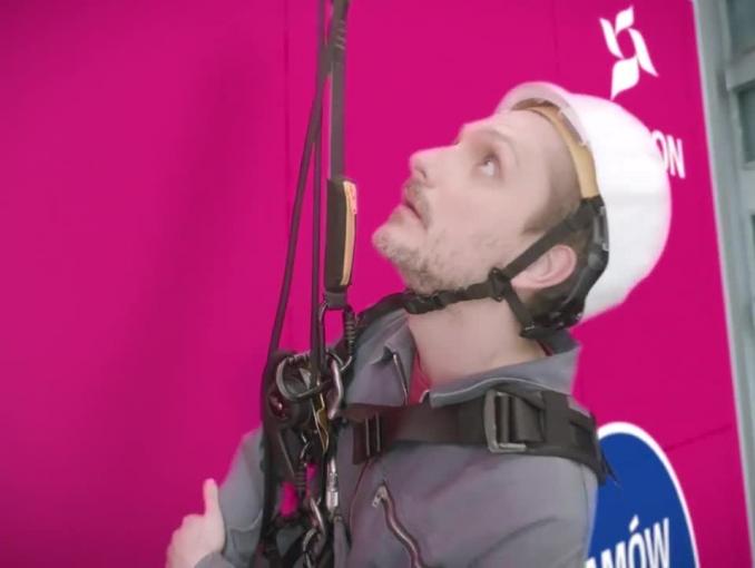Rozmowy przed billboardami reklamują prąd i gaz od Tauronu