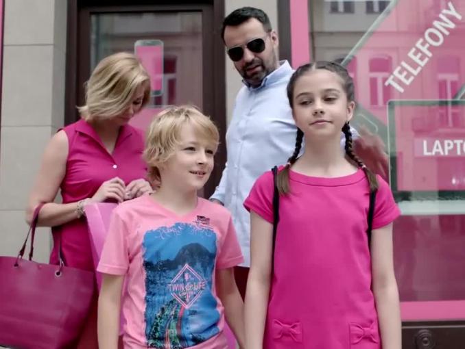 Brodzik i Wilczak w kampanii SmartDomu zachęcają klientów w barwach Play, T-Mobile i Orange do przejścia do Plusa