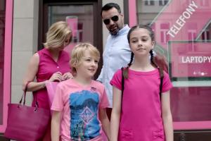 Brodzik i Wilczak w kampanii SmartDomu zachęcają klientów w barwach Play, T-Mobile i Orange do przejścia do Plusa