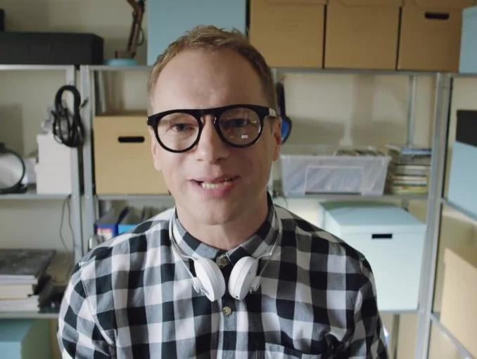 Maciej Stuhr w spocie Sony Xperia XZ parodiuje vlogerów technologicznych