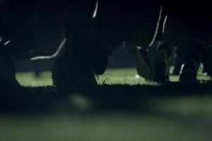 Rugbysta-pianista reklamuje KIA Niro