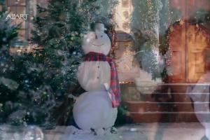 Karolina Malinowska i Olivier Janiak z dziećmi w bożonarodzeniowej reklamie Apart