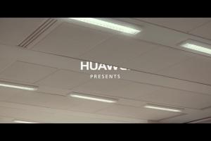 Pocałunki pod jemiołą reklamują szybkość ładowania Huawei P9