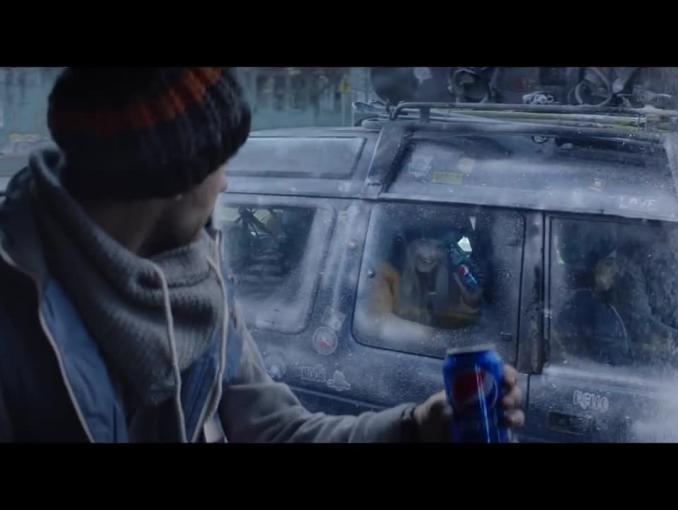 „Zima jest chwilą. Chwytaj ją!” w reklamie Pepsi